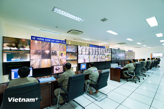 Chậm tiến độ nhiều Dự án cao tốc Bắc-Nam, hệ thống điều hành giao thông Nhân viên giám sát vận hành hầm thông qua hệ thống điều hành giao thông thông minh. (Ảnh: Việt Hùng/Vietnam+)