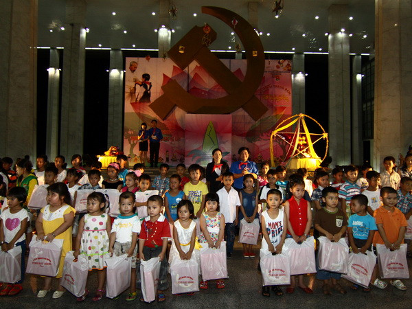 Trẻ em cả nước vui đón Tết Trung Thu ấm áp tình thương ảnh 1