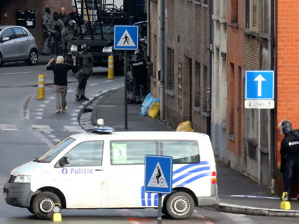 Các phần tử vũ trang bắt giữ con tin tại Bỉ ra đầu hàng ảnh 1