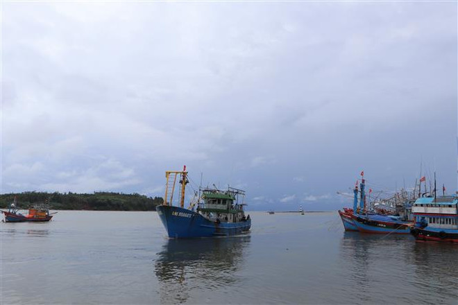 Áp thấp nhiệt đới kết hợp với dải hội tụ gây mưa dông mạnh trên biển ảnh 1