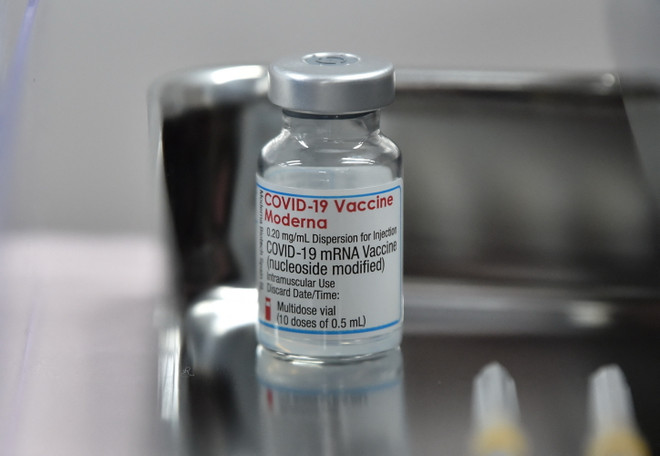 CDC Mỹ khuyến nghị sử dụng các vaccine của Pfizer và Moderna hơn J&J ảnh 1