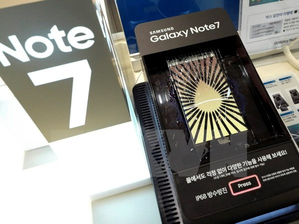 Điện thoại Galaxy Note 7 của Samsung tại cửa hàng ở thủ đô Seoul, Hàn Quốc. (Nguồn: EPA/TTXVN) Samsung Việt Nam không cắt giảm nhân sự vì sự cố Galaxy Note 7 ảnh 1