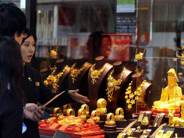 Một cửa hàng bán đồ trang sức vàng ở Hong Kong. (Nguồn: AFP/TTXVN) Giá vàng dưới ngưỡng 1.300 USD/ounce do số liệu lạc quan từ kinh tế Mỹ ảnh 1