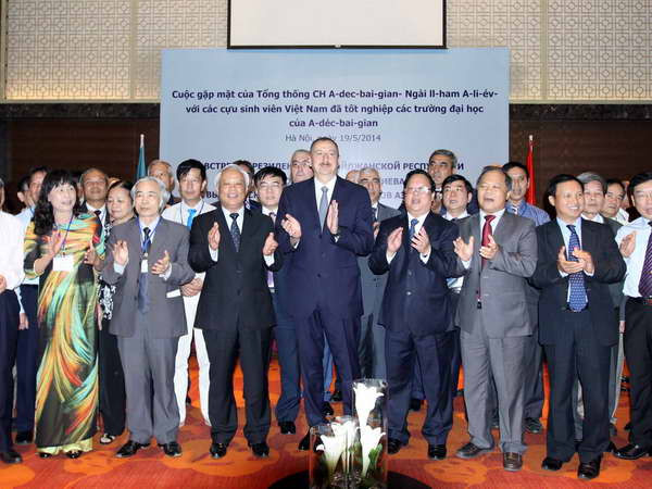 Tổng thống Ilham Aliyev gặp mặt các cựu sinh viên Việt Nam đã tốt nghiệp các trường Đại học của Azerbaijan.(Ảnh: An Đăng/TTXVN) Tổng thống Azerbaijan gặp gỡ cựu lưu học sinh Việt Nam ảnh 1