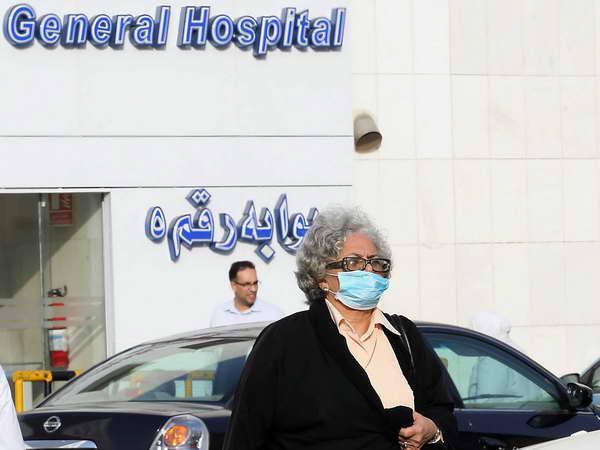 Người dân đeo khẩu trang phòng chống MERS tại bệnh viện ở thành phố Jeddah ngày 22/4. (Nguồn: AFP/TTXVN) Saudi Arabia lại có thêm một ca tử vong mới do virus MERS ảnh 1