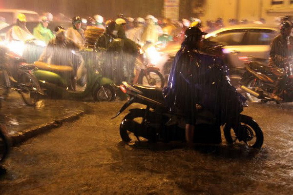 Mưa to, nhiều tuyến đường Thừa Thiên-Huế ngập sâu ảnh 2