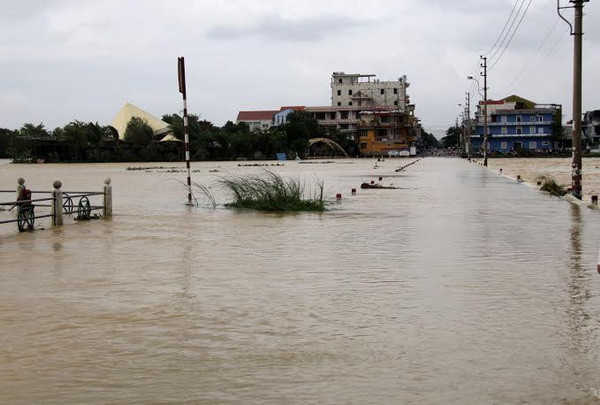 Mưa to, nhiều tuyến đường Thừa Thiên-Huế ngập sâu ảnh 3