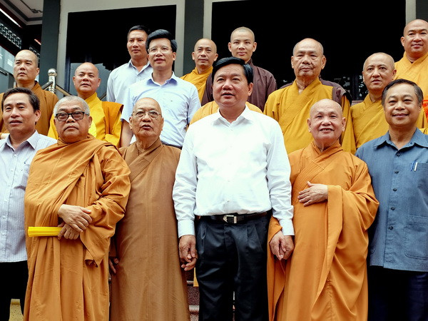 Bí thư Đinh La Thăng thăm Giáo hội Phật giáo nhân lễ Phật đản ảnh 1