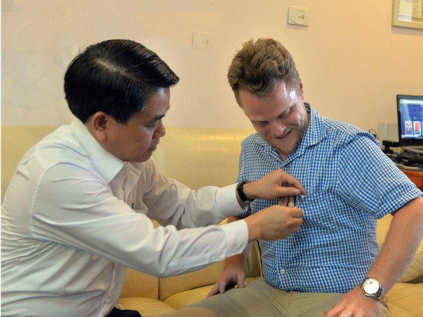 Chủ tịch Hà Nội khen tặng "ông Tây" lội mương dọn rác tại Yên Hòa ảnh 1