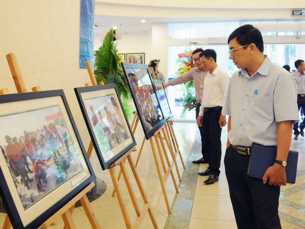 TTXVN khai mạc Triển lãm ảnh “Trường Sa - Tháng 5/2016” ảnh 1