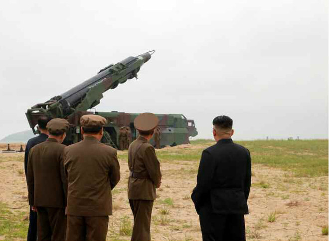 Nhà lãnh đạo Triều Tiên Kim Jong-un (phải) quan sát vụ thử tên lửa đạn đạo chiến lược đất đối đất tầm trung Hwasong-10. (Nguồn: Yonhap/TTXVN) Hàn Quốc tái khẳng định quyết tâm buộc Triều Tiên phi hạt nhân hóa ảnh 1