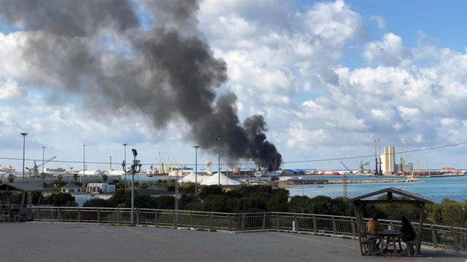 Khói đen bốc lên sau một vụ tấn công. (Nguồn: Reuters) Chính phủ đoàn kết dân tộc Libya đình chỉ đàm phán do LHQ bảo trợ ảnh 1
