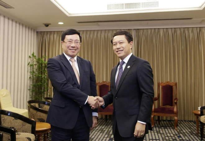 Bộ trưởng Ngoại giao Lào Saleumsay Kommasith đang chào đón Phó Thủ tướng, Bộ trưởng Ngoại giao Phạm Bình Minh tại cuộc gặp. (Ảnh: Phạm Kiên/TTXVN) Phó Thủ tướng gặp song phương Bộ trưởng Trung Quốc và Bộ trưởng Lào ảnh 1