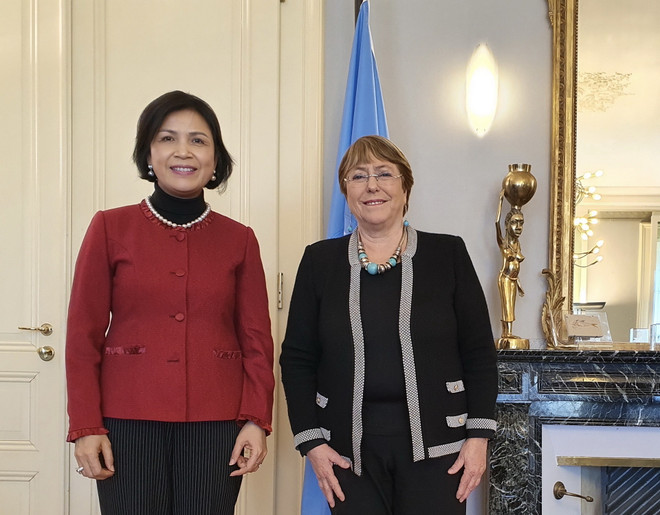 Đại sứ, Trưởng Phái đoàn Lê Thị Tuyết Mai và Cao ủy Nhân quyền LHQ Michelle Bachelet. (Ảnh do Phái đoàn Việt Nam tại Geneva cung cấp) Việt Nam được đánh giá cao về thúc đẩy và bảo vệ quyền con người ảnh 1