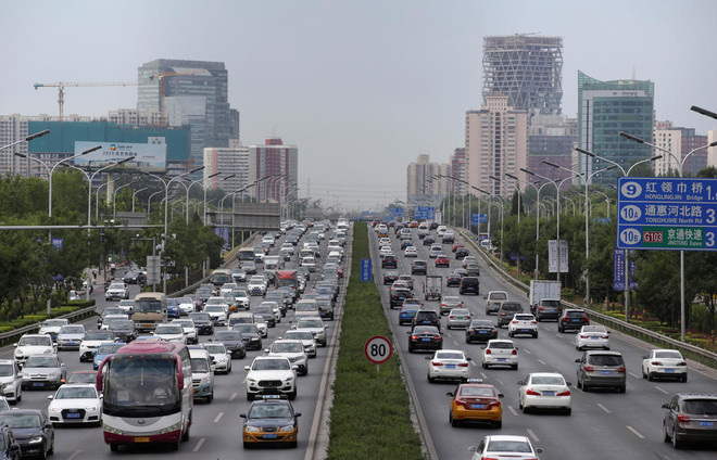 Giao thông tại Bắc Kinh. (Nguồn: Reuters) Bắc Kinh tăng cường lưu thông các phương tiện chạy bằng năng lượng mới ảnh 1