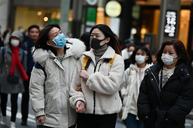 Người dân đeo khẩu trang để phòng tránh lây nhiễm virus corona tại Tokyo, Nhật Bản. (Ảnh: AFP/TTXVN) Nhật Bản đưa ra biện pháp khẩn cấp nhằm chống lại COVID-19 ảnh 1