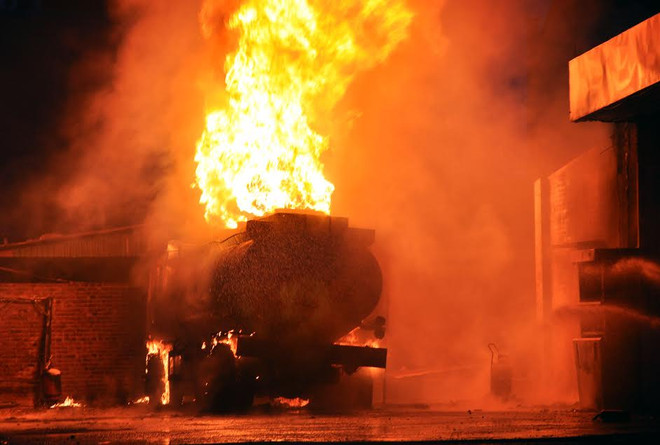 Cháy xe bồn chở xăng dầu, ngọn lửa bao trùm toàn bộ xe ảnh 1