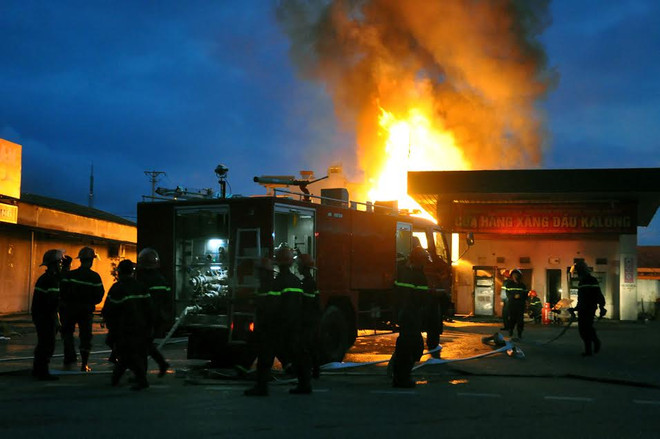 Cháy xe bồn chở xăng dầu, ngọn lửa bao trùm toàn bộ xe ảnh 2