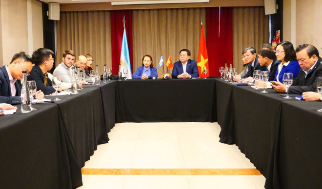 Trưởng Ban Tuyên giáo Trung ương Nguyễn Trọng Nghĩa làm việc với Chủ tịch Viện Văn hóa Argentina-Việt Nam (ICAV) Poldi Sosa Schmit, tại thủ đô Buenos Aires. (Ảnh: Diệu Hương/TTXVN) ttxvn_Viet-Nam-Argentina_2508-4.jpg
