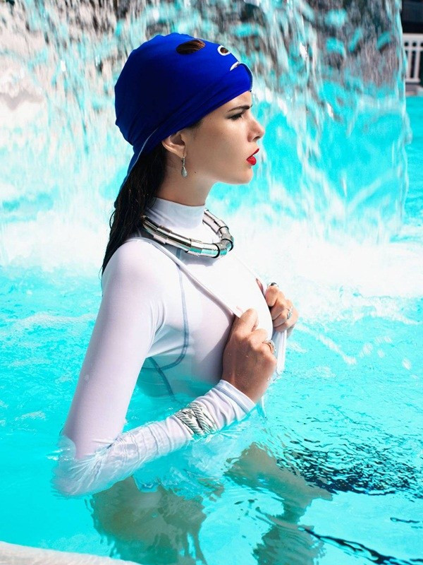 Chống nắng "dị thường" cho ngày Hè với bikini che mặt ảnh 8