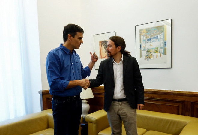 Thủ lĩnh đảng Xã hội (PSOE), ông Pedro Sanchez (trái) và lãnh đạo đảng Podemos, ông Pablo Iglesias. (Nguồn: AFP/TTXVN) Tây Ban Nha: Hai đảng cánh tả thành lập liên minh trong Quốc hội ảnh 1