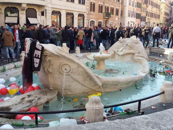 Kiệt tác của Bernini "hư hại vĩnh viễn" vì cổ động viên bóng đá Hà Lan ảnh 1