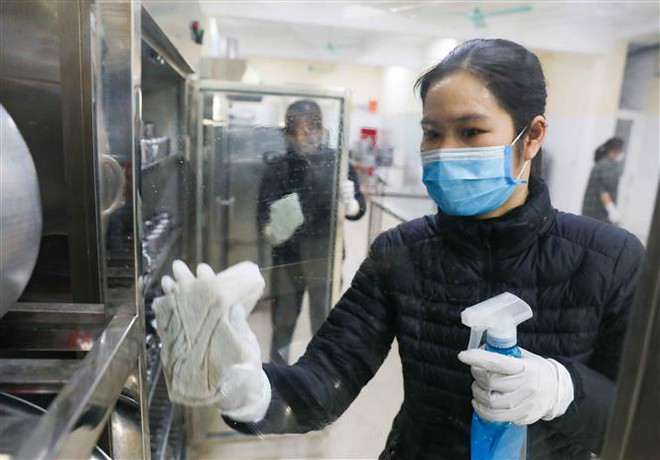 Vệ sinh, khử khuẩn khu vực bếp ăn của trường Mầm non Đan Phượng. (Ảnh: Thanh Tùng/TTXVN) Hà Nội yêu cầu tổng vệ sinh, khử khuẩn trường, lớp đón học sinh ảnh 1