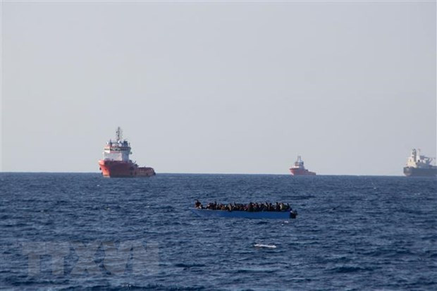 Giải cứu người di cư bị đắm thuyền ở ngoài khơi. (Ảnh: AFP/TTXVN) Đắm thuyền ngoài khơi Tunisia, ít nhất 57 người thiệt mạng ảnh 1