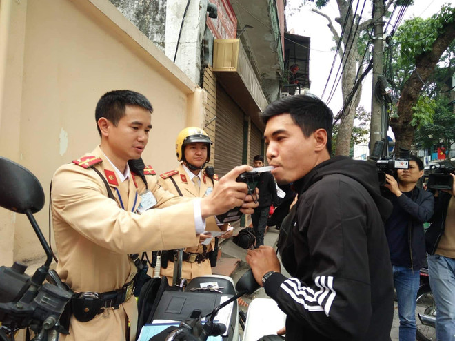 Hà Nội: Nhiều trường hợp vi phạm nồng độ cồn bị xử lý nghiêm ảnh 1