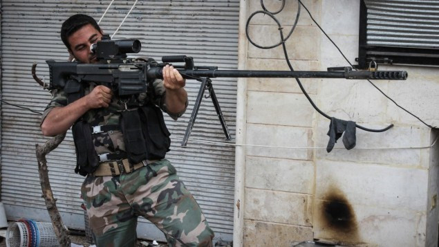 Một tay súng phe nổi dậy Syria. (Nguồn: AP) Phe nổi dậy Syria tuyên bố đạt thỏa thuận sơ tán khỏi Aleppo ảnh 1