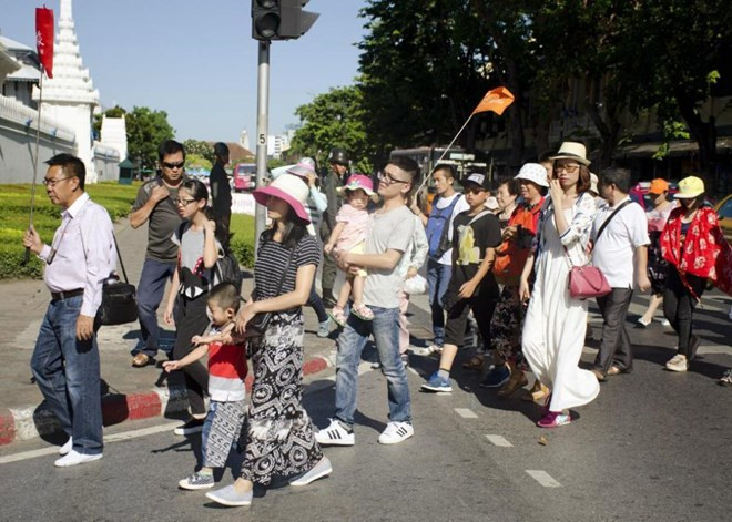 Du khách nước ngoài tại Thái Lan. (Nguồn: AFP) Thái Lan dự định đầu tư 25 tỷ USD vào cơ sở hạ tầng trong năm 2017 ảnh 1