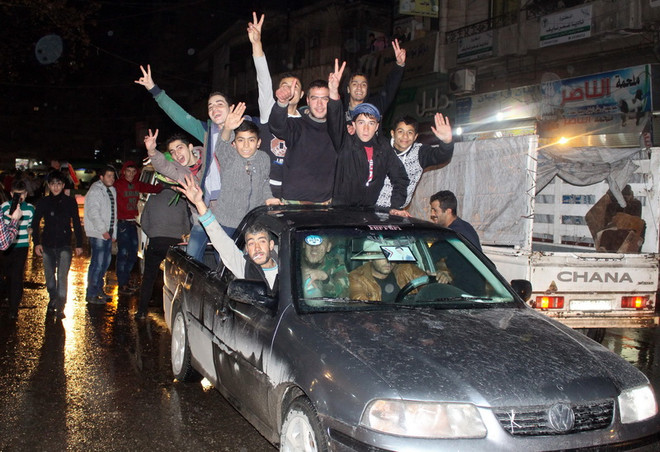 Người dân Syria vui mừng sau khi thành phố Aleppo được giải phóng ngày 12/12. (Nguồn: EPA/TTXVN) Thổ Nhĩ Kỳ xác nhận về thỏa thuận ngừng giao tranh ở Aleppo ảnh 1