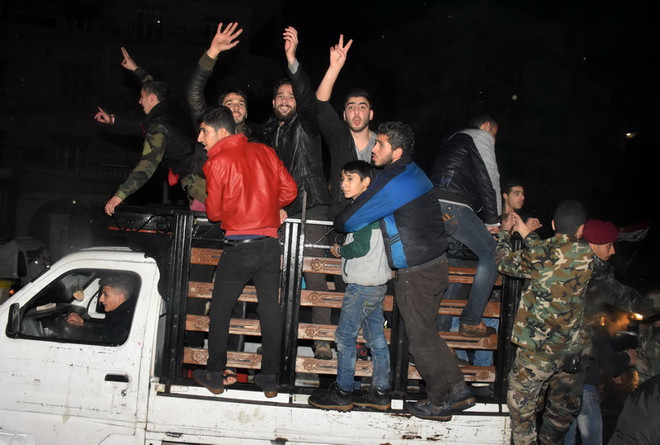 Người dân Syria vui mừng sau khi quận Mogambo, phía bắc Aleppo được giải phóng ngày 12/12. (Nguồn: AFP/TTXVN) Nga: Thỏa thuận sơ tán Aleppo không áp dụng với dân thường ảnh 1