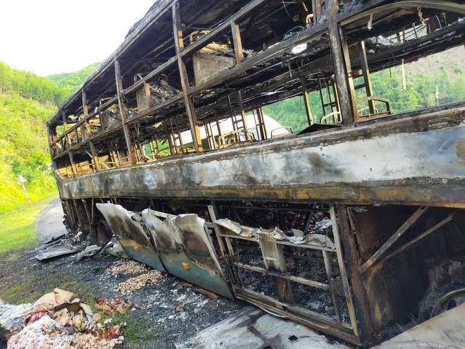 Đắk Lắk: Xe khách giường nằm bốc cháy và bị thiêu rụi trong đêm ảnh 1