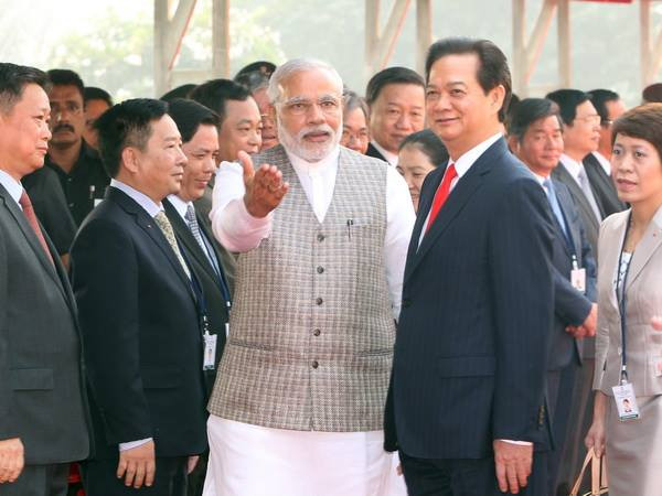 Thủ tướng Nguyễn Tấn Dũng và Thủ tướng Ấn Độ Narendra Modi tại lễ đón. (Ảnh: Đức Tám/TTXVN) Báo Ấn Độ đưa đậm về chuyến thăm của Thủ tướng Nguyễn Tấn Dũng ảnh 1