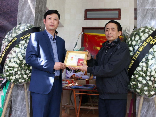 Truy tặng huy hiệu “Tuổi trẻ dũng cảm” cho nam sinh viên cứu 3 mẹ con ảnh 1