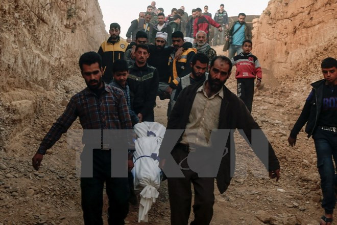 Chuyển thi thể các nạn nhân thiệt mạng trong vụ pháo kích ở miền Đông Ghouta ngày 17/11. (Nguồn: AFP/TTXVN) Nga và Thổ Nhĩ Kỳ tìm cách sơ tán dân thường Syria ở Đông Ghouta ảnh 1