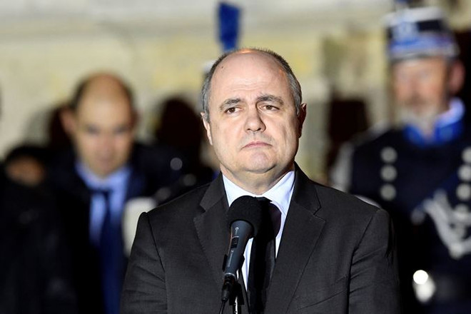 Bộ trưởng Nội vụ Pháp từ chức sau bê bối thuê con gái làm việc ảnh 1