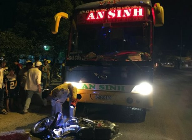 Tử nạn vì điều khiển xe máy đi ngược chiều lao thẳng vào ôtô khách ảnh 1