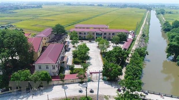 Hệ thống trường học, đường làng chuẩn bêtông hóa, quy hoạch hệ thống kênh mương sạch đẹp, đạt tiêu chuẩn các tiêu chí xây dựng nông thôn mới tại xã Bồng Lai (Quế Võ, Bắc Ninh). (Ảnh: Diệp Trương/TTXVN) Quy hoạch cảnh quan nông thôn: Kiến tạo không gian đáng sống ảnh 1