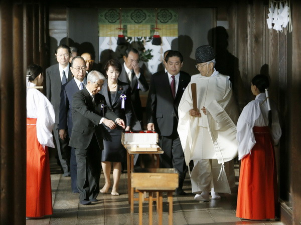 Gần 150 nghị sỹ của Nhật Bản tới thăm đền Yasukuni ảnh 1