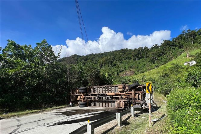 Xe tải gặp nạn lật nghiêng trên đèo Lò Xo khiến 1 người tử vong ảnh 1