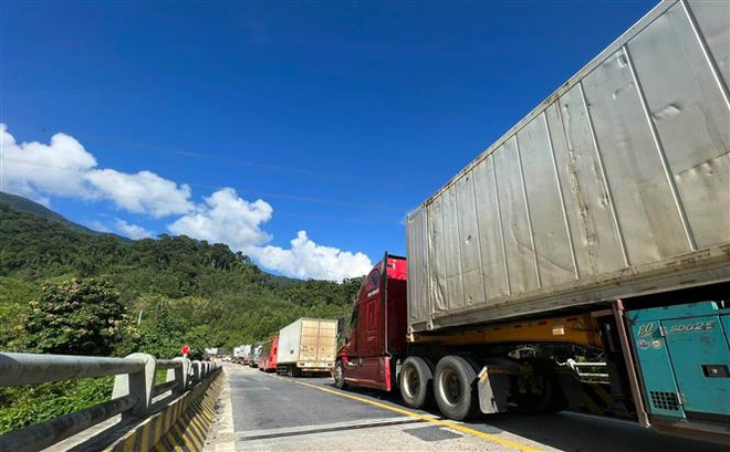 Xe tải gặp nạn lật nghiêng trên đèo Lò Xo khiến 1 người tử vong ảnh 2