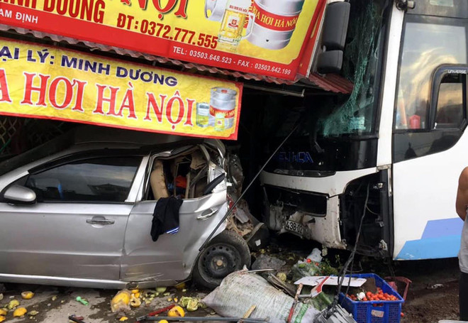 Xe khách lao vào nhà dân làm 1 người chết, 3 người bị thương ảnh 1