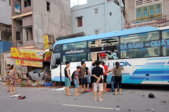 Xe khách lao vào nhà dân làm 1 người chết, 3 người bị thương ảnh 2