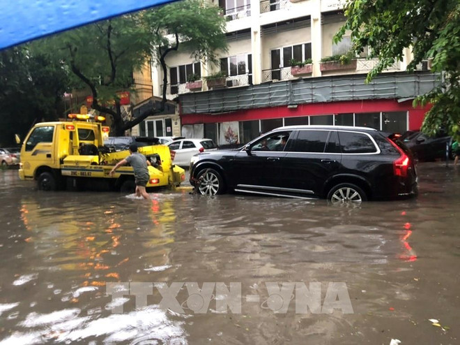 Hà Nội: Dịch vụ cứu hộ ôtô đắt khách sau cơn mưa lớn tối 13/6 ảnh 1