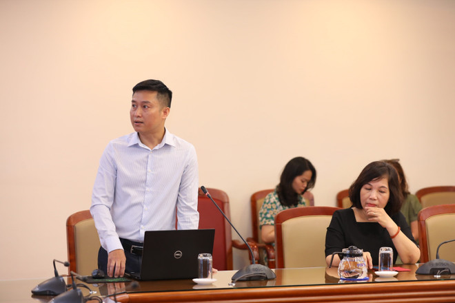 Phó Tổng Biên tập báo VietnamPlus Nguyễn Hoàng Nhật tham luận tại hội thảo. (Ảnh: Hoàng Hiếu/TTXVN) Phát triển video trên nền tảng số: 'Cuộc đua' không thể chậm chân ảnh 1