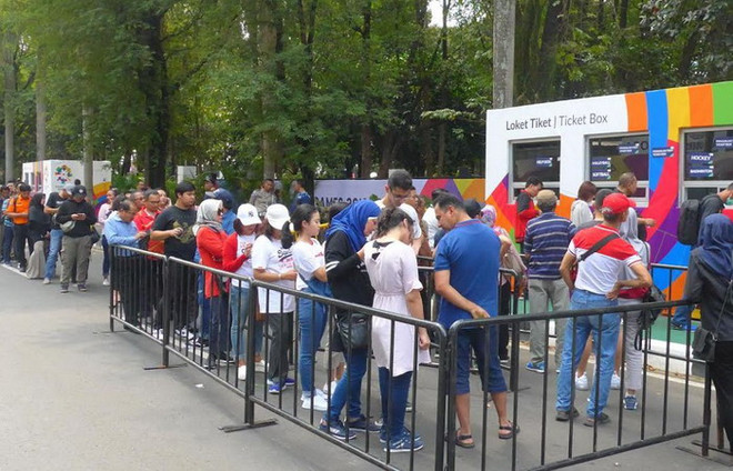 ASIAD 2018: Người dân Indonesia đội nắng xếp hàng dài mua vé ảnh 1