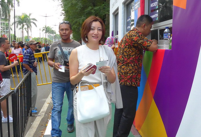 ASIAD 2018: Người dân Indonesia đội nắng xếp hàng dài mua vé ảnh 2