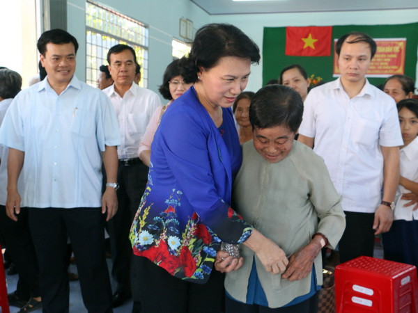 Chủ tịch Quốc hội Nguyễn Thị Kim Ngân với bà con khu dân cư ấp Thới Hòa, xã Châu Hòa, huyện Giồng Trôm, Bến Tre tại Ngày hội Đại đoàn kết. (Ảnh: Trần Thị Thu Hiền/TTXVN) Chủ tịch Quốc hội dự Ngày hội Đại đoàn kết toàn dân tộc ở Bến Tre ảnh 1